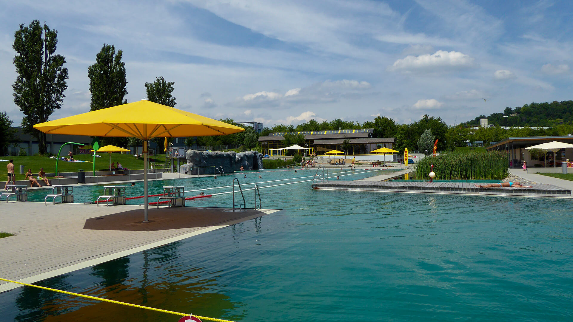 Freiluft-Schwimmbecken mit Sonnenschirmen